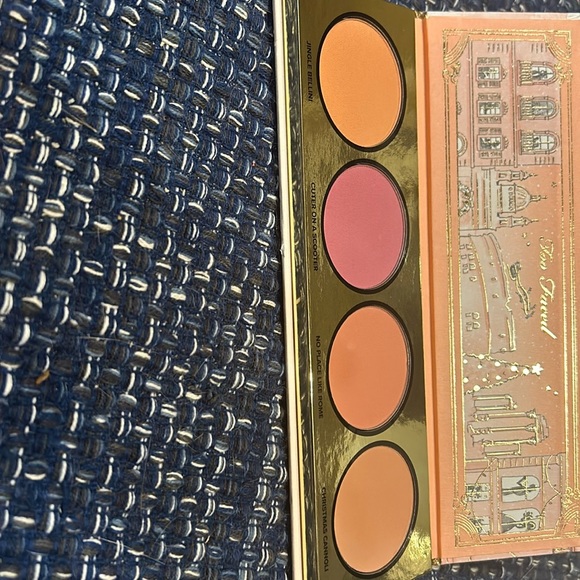 Beautiful TooFaced blush that will bring out any cheek bones - Picture 2 of 2